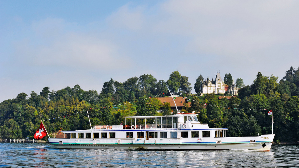 Le bateau à moteur Titlis navigue par beau temps sur le lac des Quatre-Cantons.