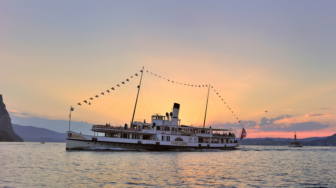 Dampfschiff Stadt Luzern Abendstimmung Das Dampfschiff Stadt Luzern seitlich während der Fahrt. Hinter dem Schiff geht die Sonne unter.