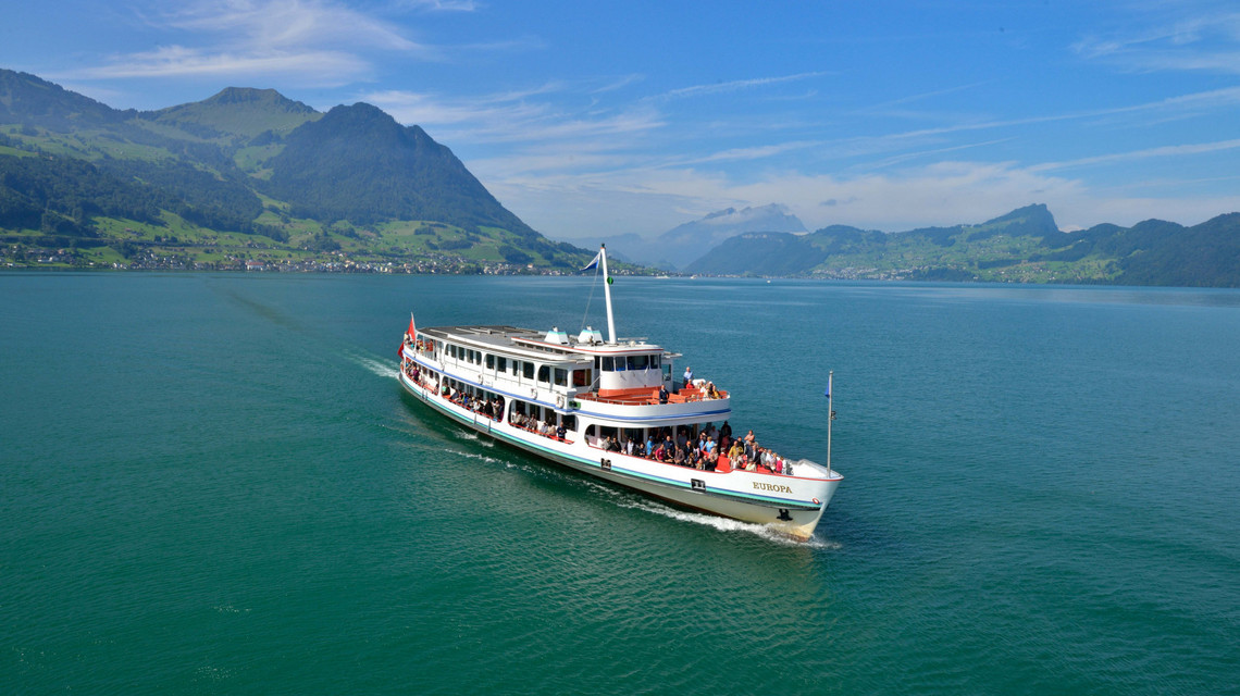 Le bateau à moteur Europa vu d'en haut   Vue aérienne du bateau à moteur Europa en été sur le lac des Quatre-Cantons.