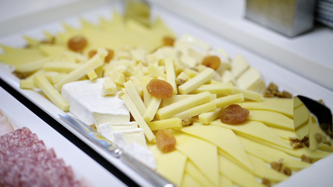 Brunchbuffet auf dem Schiff Buffet mit Brot und kalten Platten