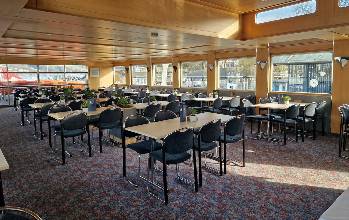 Le bateau à moteur Europa devant le Rütli Le bateau à moteur Rütli passe devant le Rütli par temps ensoleillé.