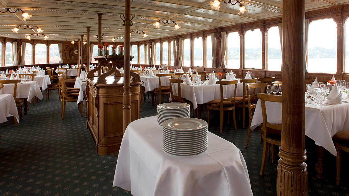 Dampfschiff Uri Oberdeck Das Oberdeck auf dem Dampfschiff Uri mit dekorierten Tischen.