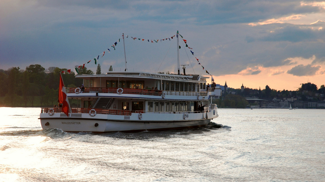 Le bateau à moteur Waldstätter se dirige vers Lucerne, vue de l'arrière. 