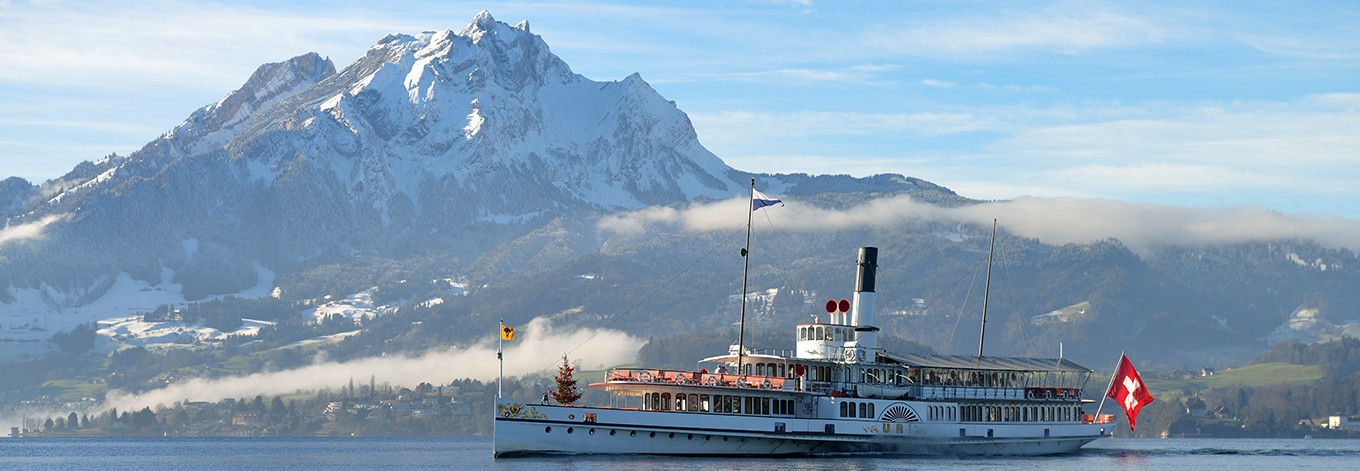 Advent brunch with steam on the steamship Uri. In the background you can see the snow-covered Pilatus.