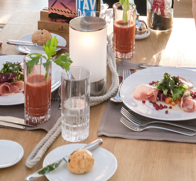 Ein schön gedeckter Tisch mit Vorspeise und Apérogetränken