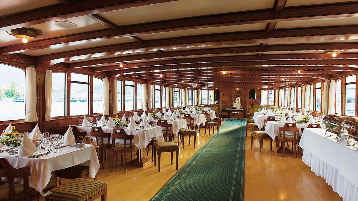 Dampfschiff Schiller Saal Der Saal vom Dampfschiff Schiller ist für ein Hochzeitsessen dekoriert.