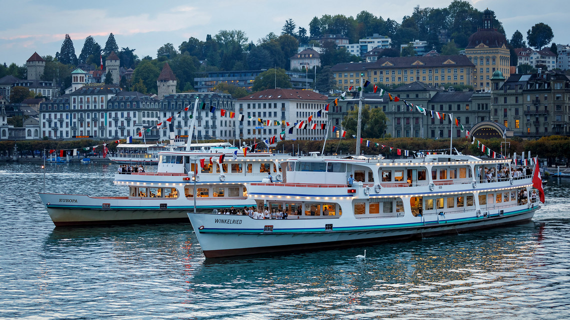 Während einer Fahrt auf dem Vierwaldstättersee, schmückt eine Festbeflaggung das Motorschiff Winkelried.