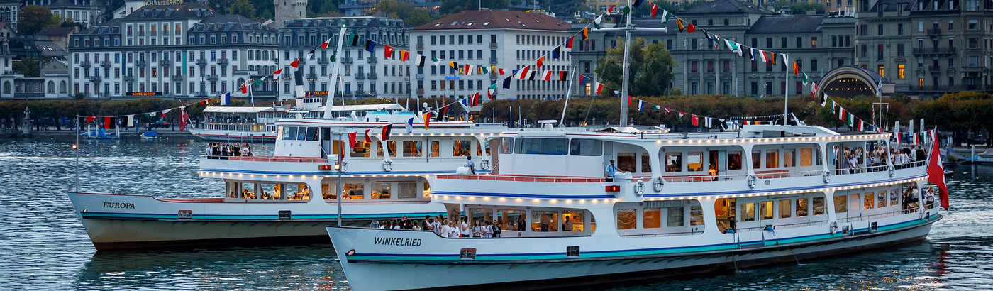Während einer Fahrt auf dem Vierwaldstättersee, schmückt eine Festbeflaggung das Motorschiff Winkelried.