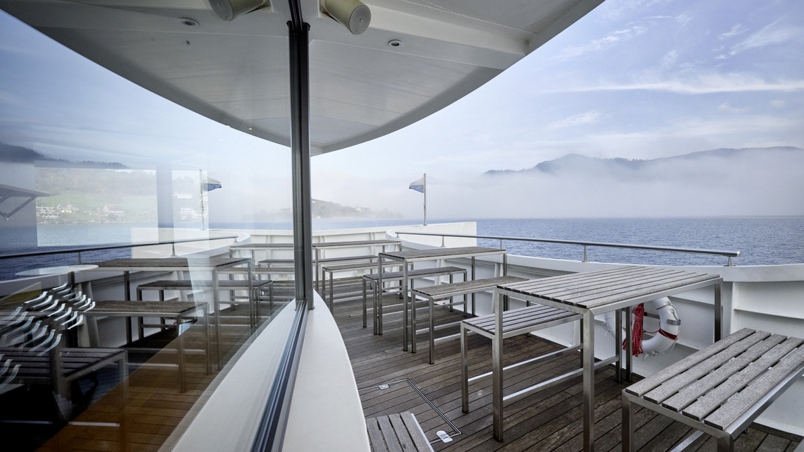 Le bateau à moteur Cirrus - En route vers le soleil Le soir, le bateau à moteur Cirrus navigue vers le soleil.