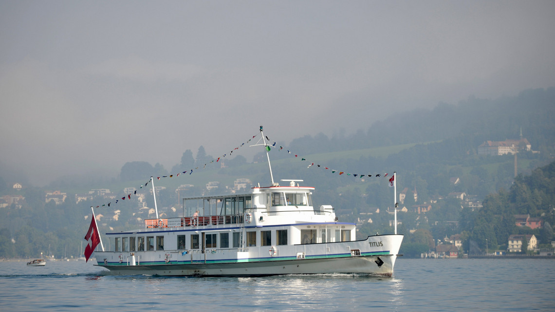 Des drapeaux de fête ornent le bateau à moteur Titlis.
