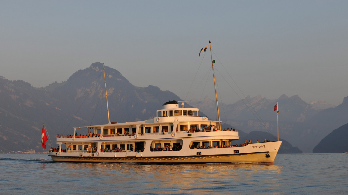 Le bateau à moteur Schwyz est illuminé par le soleil couchant lors d'un voyage sur le lac des Quatre-Cantons.