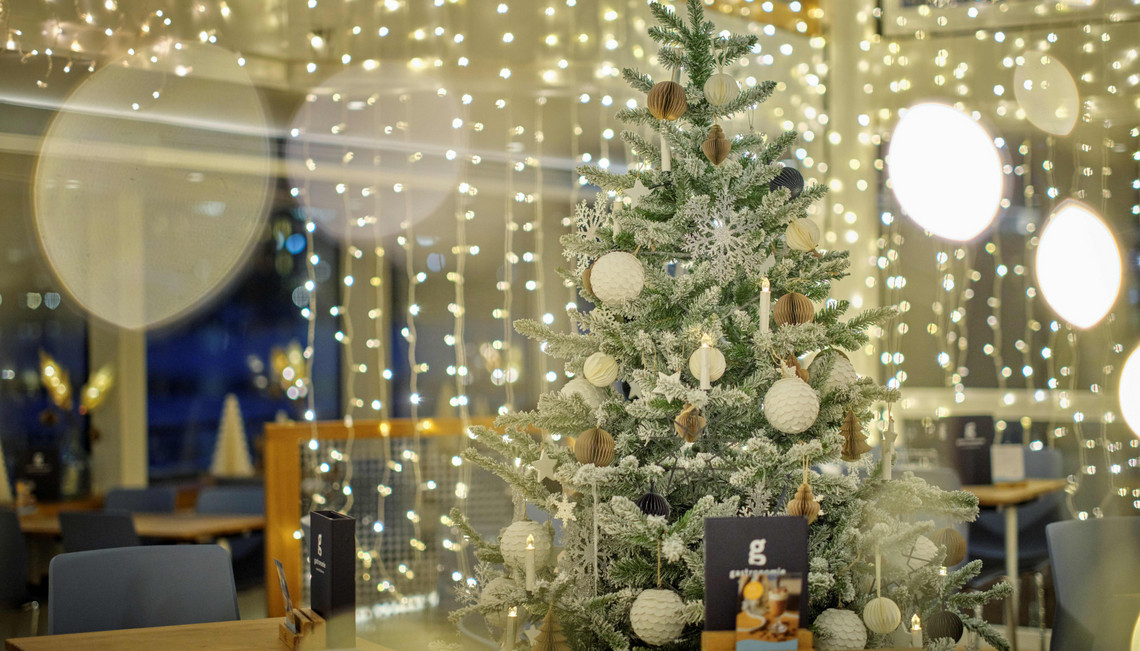 Firmen-Weihnachtsfeier Schiffsmiete - Adventszeit Ein Unternehmen feiert eine Adventsfeier auf dem Motorschiff Cirrus.