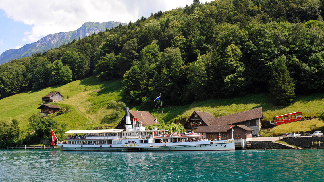 Das Dampfschiff Uri an der Station und rechts die Treib Seelisberg Bahn.