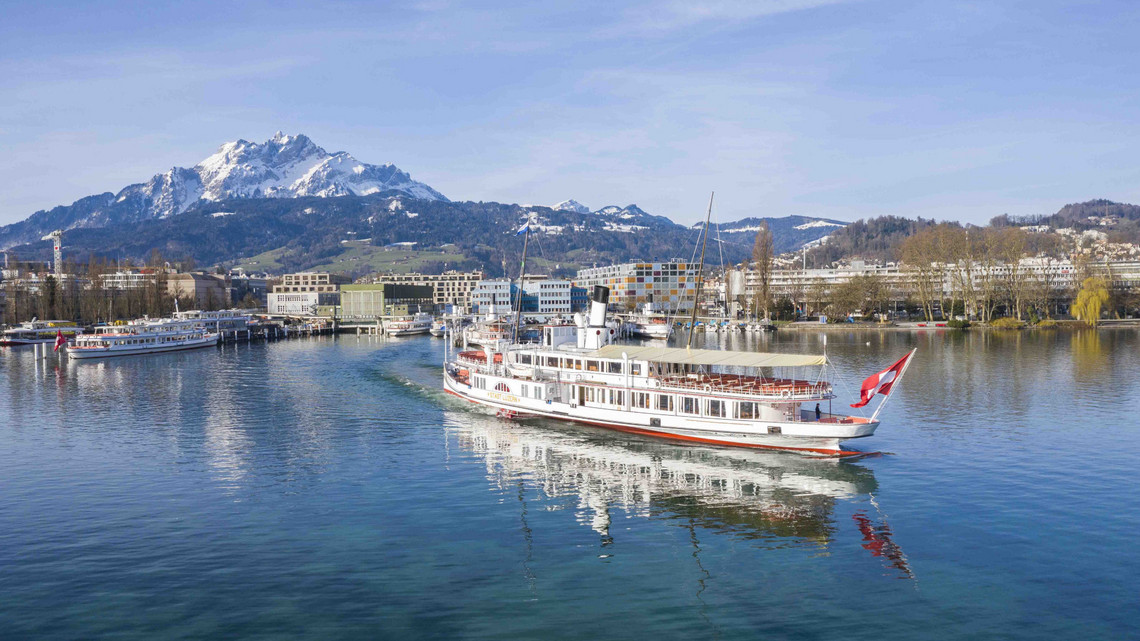 Drohnenaufnahme Stadt Luzern 1 Man sieht das Dampfschiff Stadt Luzern vor dem Pilatus bei der Werft.