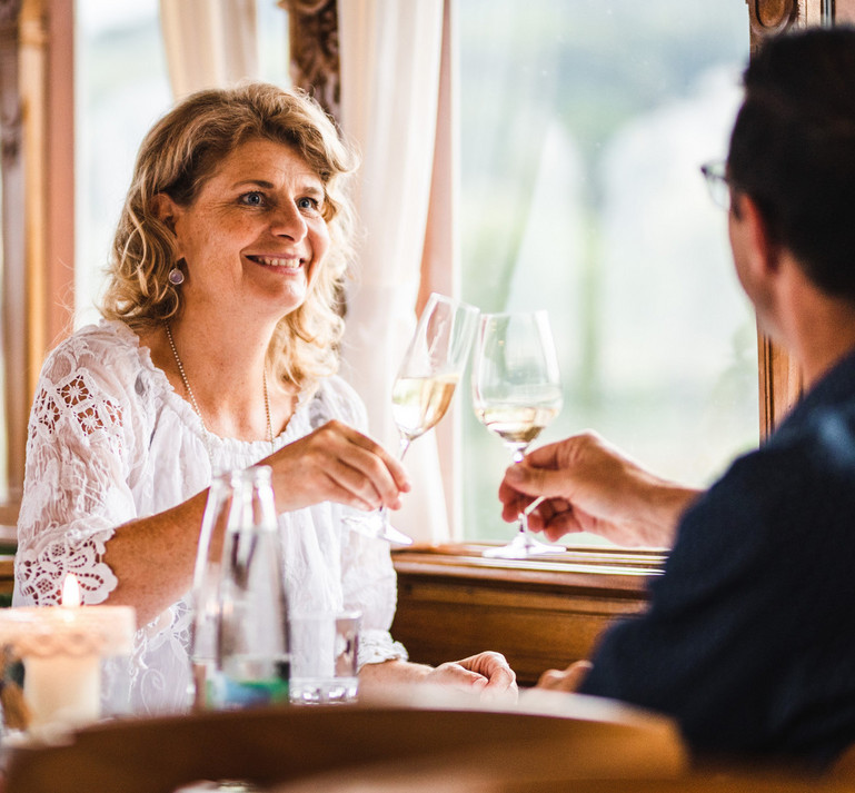 Gäste stossen beim Apéro an.