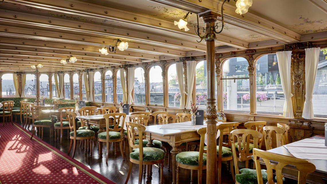 Die Tische im nostalgischen Salon des Dampfschiffes Unterwalden sind weiss gedeckt.