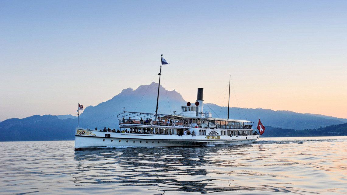Dampfschiff Unterwalden auf dem Vierwaldstättersee bei Abendstimmnung.