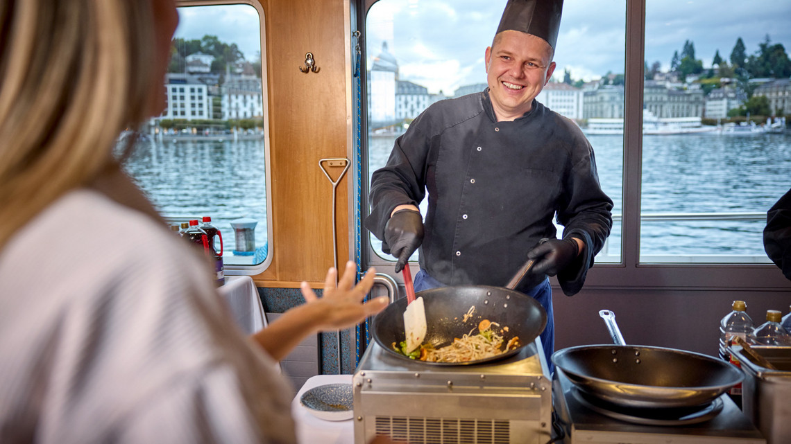 Auf dem Thai-Schiff bereitet ein Live Koch die Gerichte zu. 