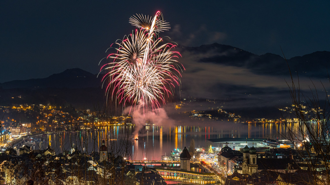 Neujahrsfeuerwerk - Älplermagronen-Schiff Auf dem Bild sieht man ein wunderschönes Feuerwerk. Mit vielen verschiedenen Farben. Unten am Bild sieht man den Vierwaldstättersee und das Dampfschiff Stadt Luzern.