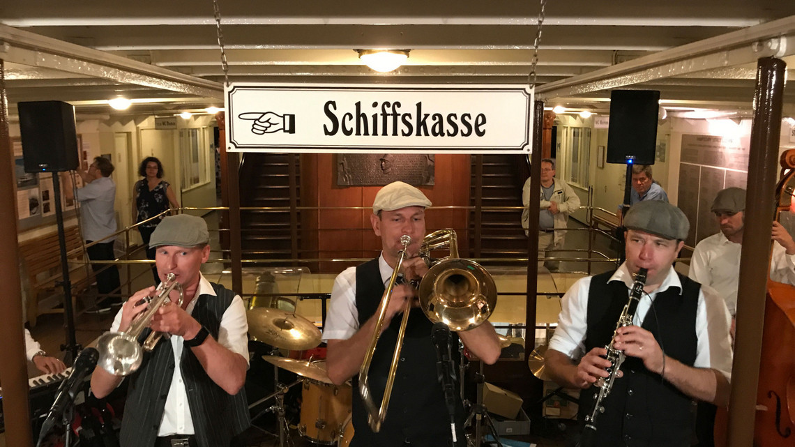 Eine der erfahrenen Bands sorgt auf jeder Fahrt für fröhliche Stimmung.