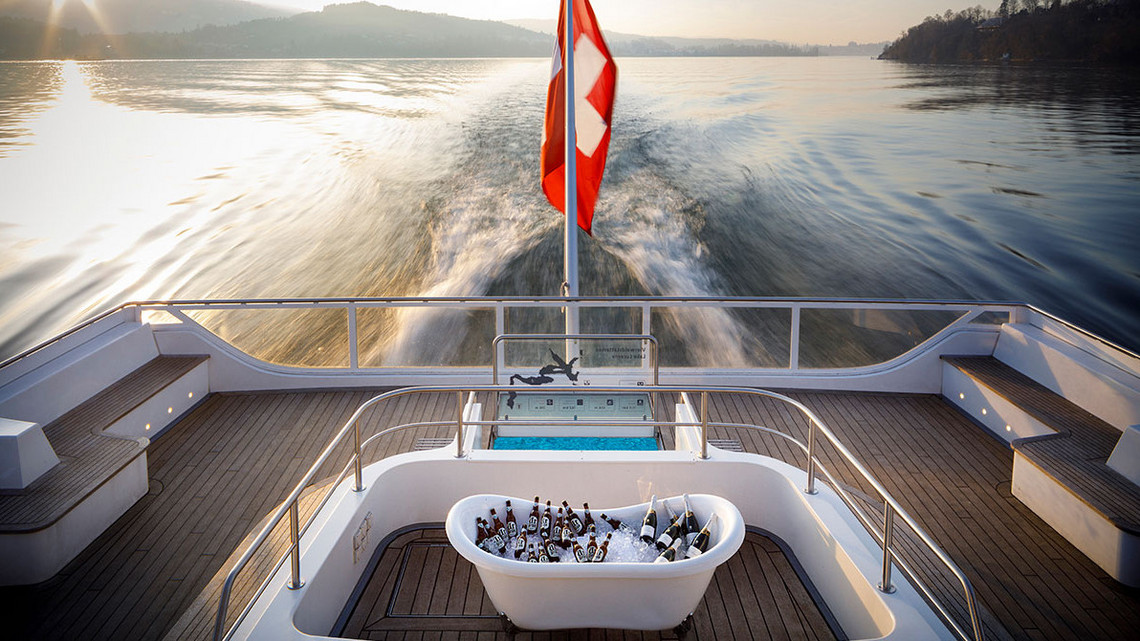 Spectacular view on the motor vessel Diamant The perfect start to the weekend. Dining and chilling with atmospheric music from a DJ.