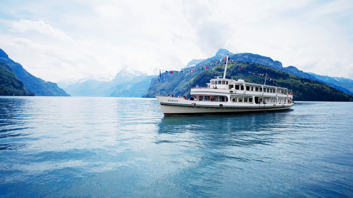 Bateau à moteur Europa lors d'un voyage sur le lac des Quatre Cantons Le bateau à moteur Europa avec des drapeaux fixes lors d'un voyage sur le lac des Quatre-Cantons.