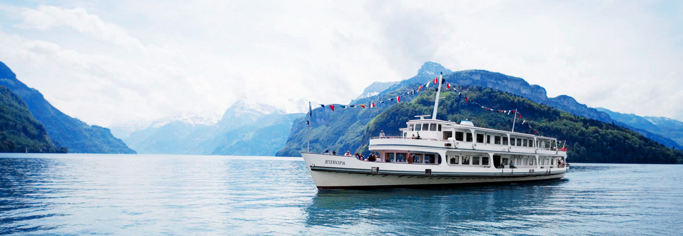 Das Motorschiff Europa mit Festbeflaggung während einer Fahrt auf dem Vierwaldstättersee.