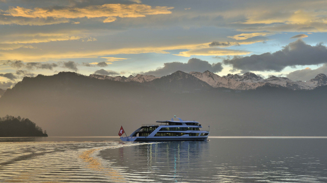 MS Diamant fährt auf dem Vierwaldstättersee mit dem schönen Sonnenuntergang im Hintergrund.