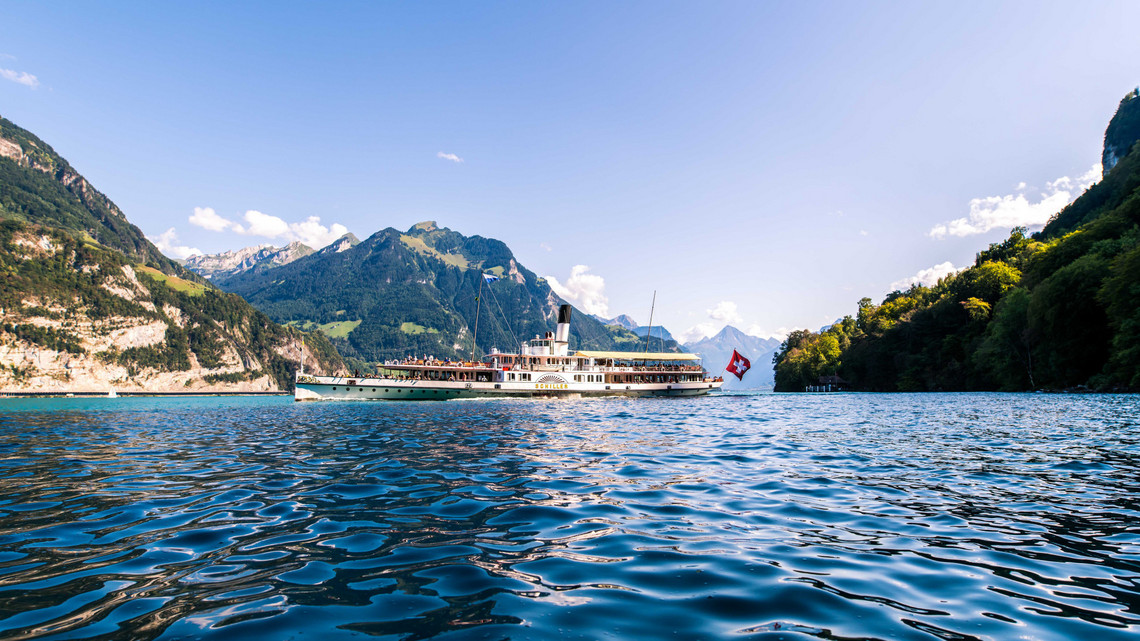 Dampfschiff Schiller während der Fahrt Das Dampfschiff Schiller fährt bei wunderschönem Wetter auf dem Vierwaldstättersee.