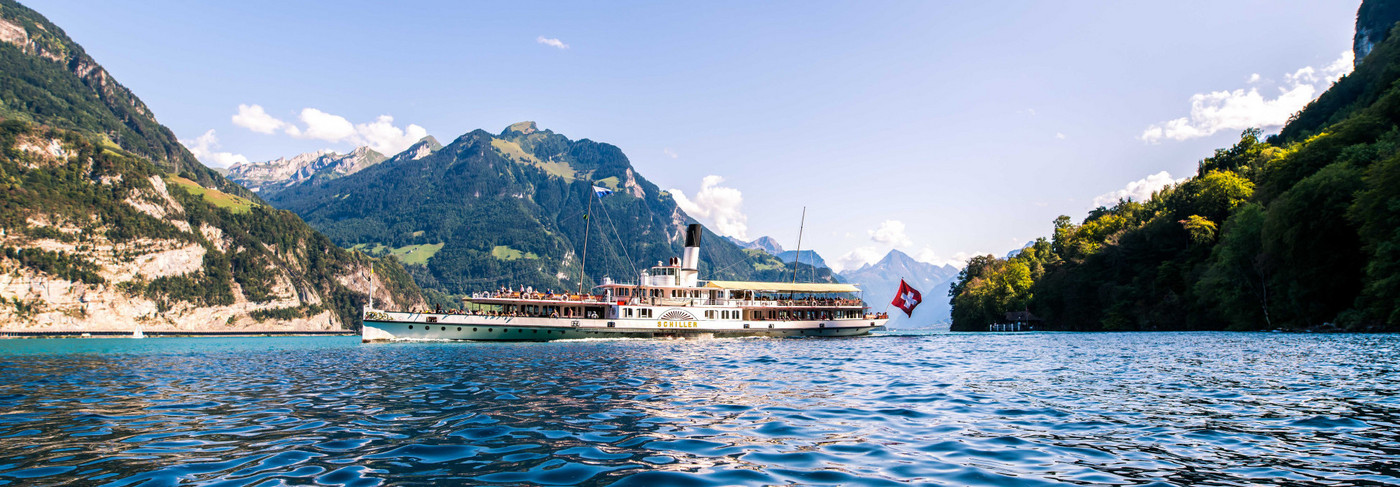 Das Dampfschiff Schiller fährt bei wunderschönem Wetter auf dem Vierwaldstättersee.