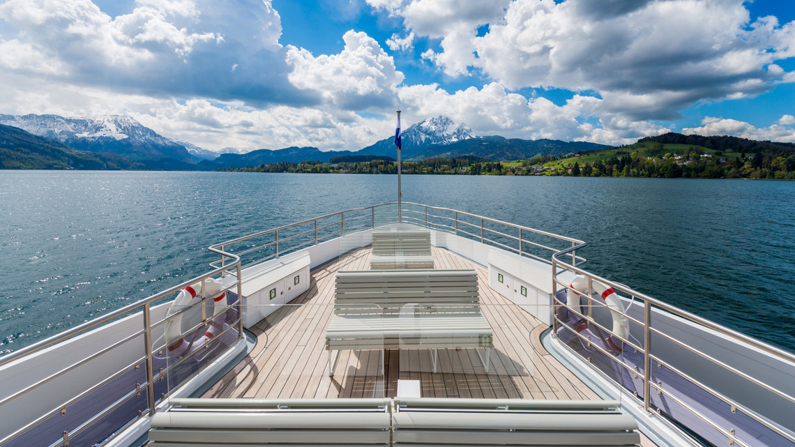 Bug des Motorschiffes Diamant Sicht von oben auf das Bug von dem Motorschiff Diamant und den Vierwaldstättersee. Der Himmel ist leicht bewölkt.