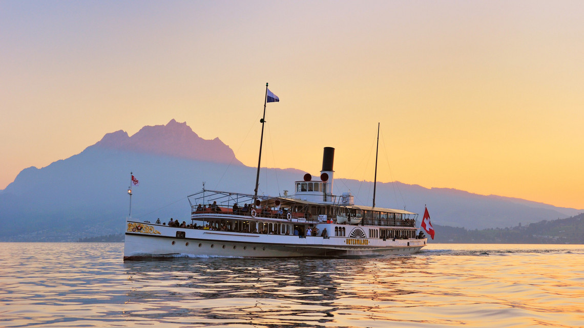 Dampfschiff Unterwalden Abendstimmung Das Dampfschiff Unterwalden fährt in der Abenddämmerung auf dem Vierwaldstättersee. Im Hintergrund ist der Pilatus zu erkennen.