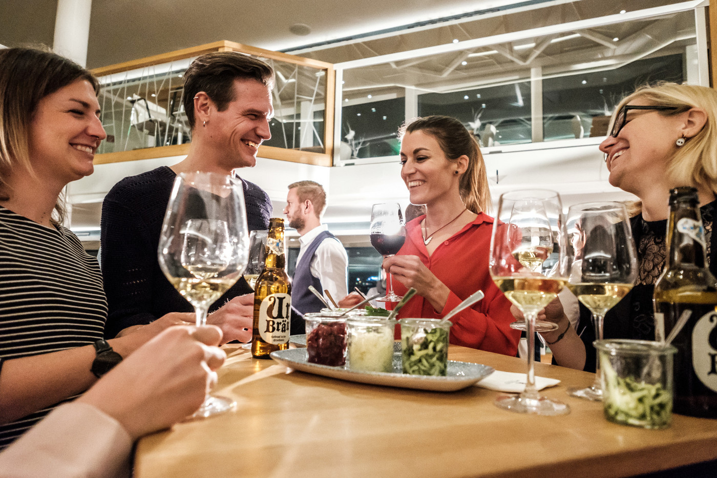 Fête d'anniversaire familiale sur le bateau. Une petite fille offre un cadeau à son grand-père.