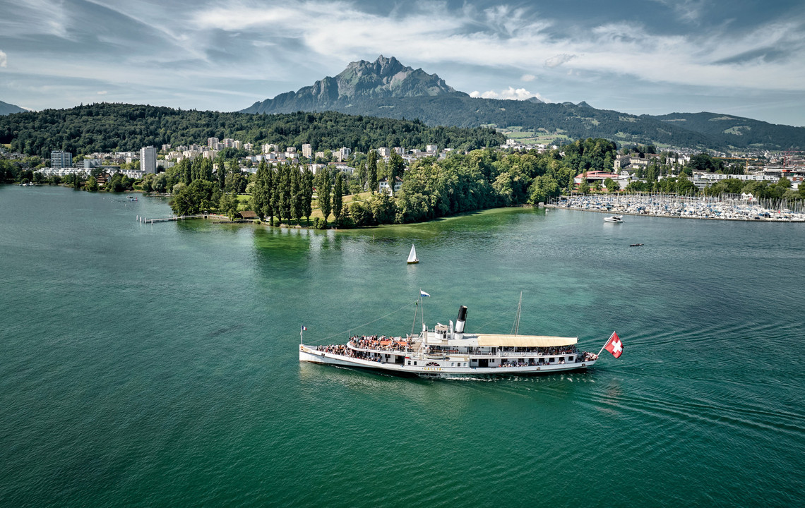Le bateau à vapeur Gallia photographié de côté alors qu'il naviguait sur une eau bleu turquoise.