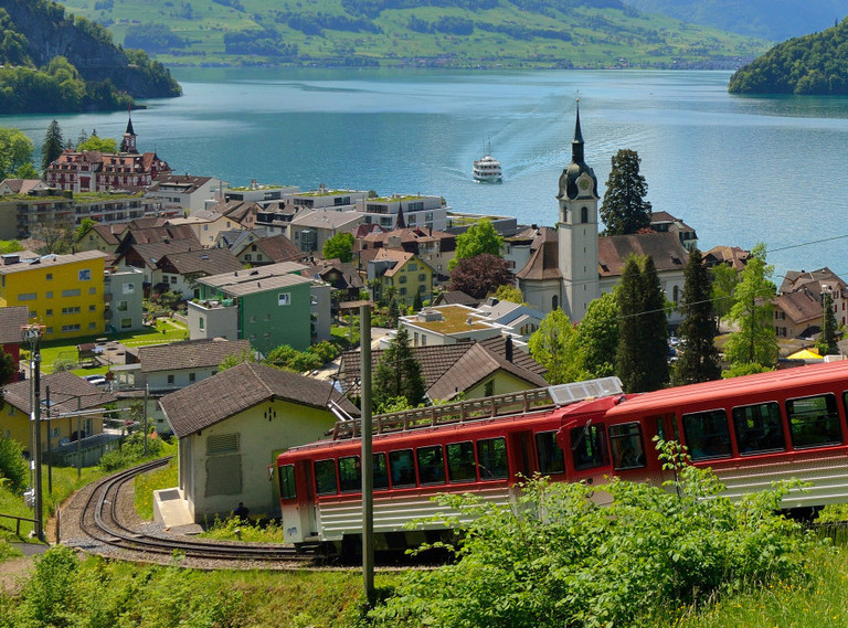 Die Zahnradbahn der Rigi verlässt die Station Vitznau.