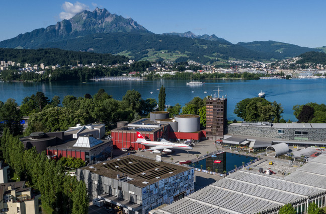 Schiff & Verkehrshaus Kombi Sicht aus der Luft auf das Verkehrshaus und den See mit dem Pilatus