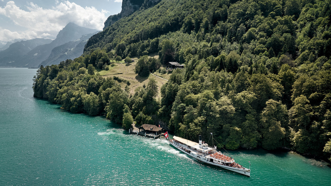 [Translate to English:] Das Dampfschiff Gallia auf dem The steamship Gallia on the lake. In the background mount Rigi can be seen.. Im Hintergrund ist die Rigi zu sehen