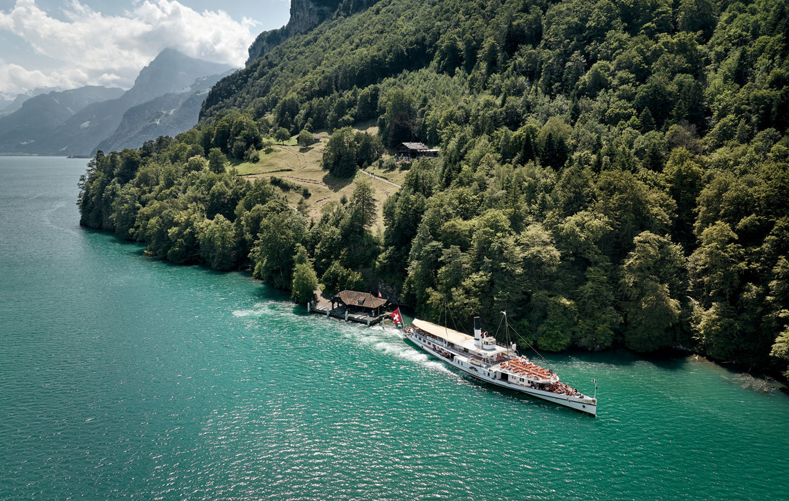 Le bateau à vapeur Gallia sur le lac. En arrière-plan, vous pouvez voir le Rigi.