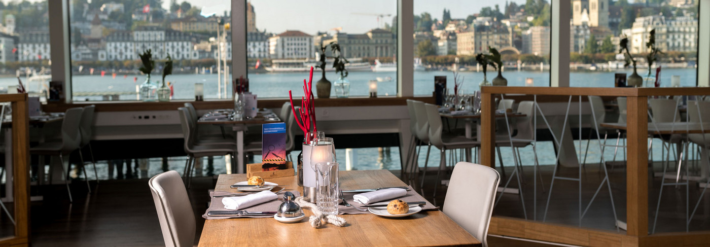 Im Vordergrund ein dekorierter Tisch auf dem MS Diamant für das Krimi-Dinner