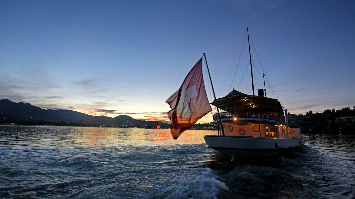 Das Dampfschiff fährt in der nächtlichen Naturkulisse Richtung Luzern.
