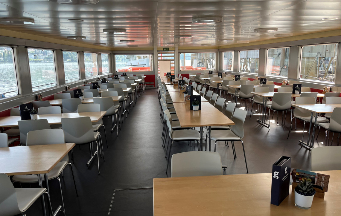 Das Motorschiff Gotthard im Innenbereich mit Tischen und Stühlen