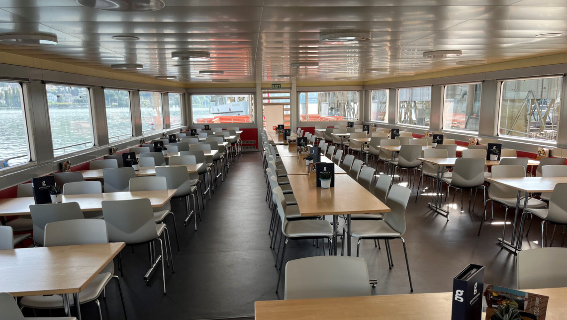 On the motor vessel Gotthard, a lounge area was set up for ship rental.