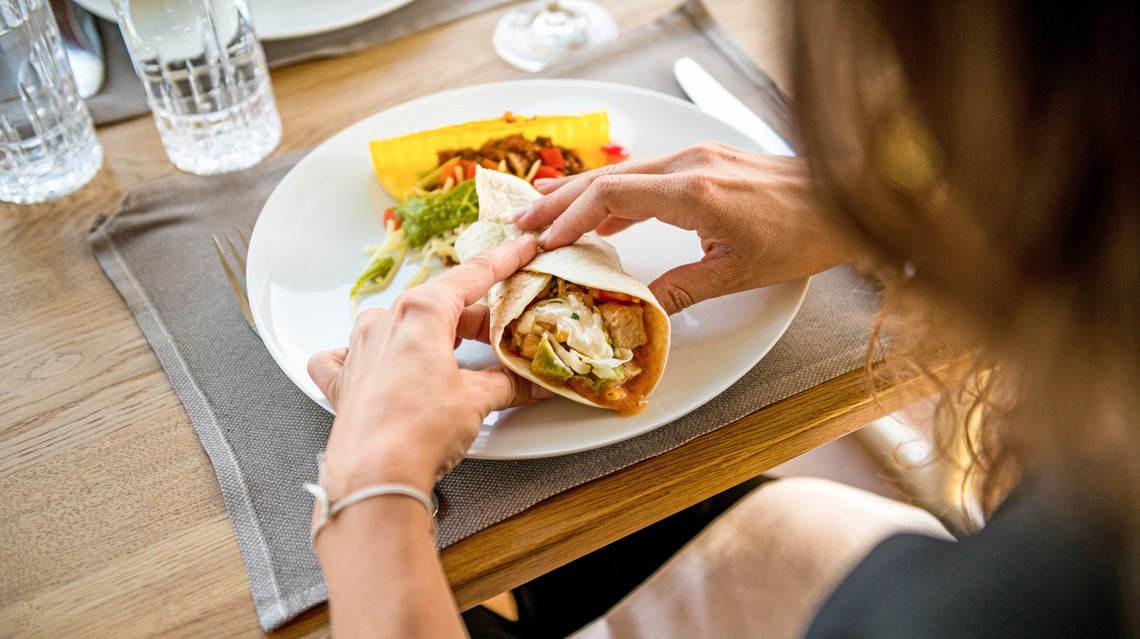 Fête du Nouvel An avec de bons tacos et des burritos | Soyez votre propre "cocinero Les fajitas enflammées et les sons rythmés du DJ' Theo Terzis permettent de se défouler
