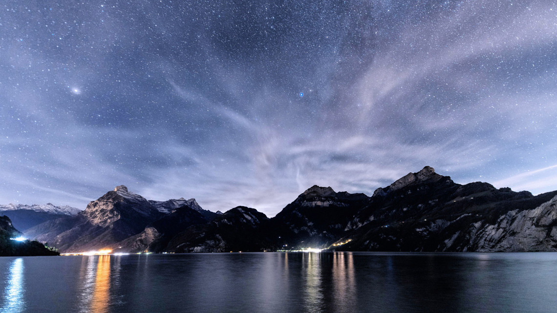 Abendstimmung über dem Vierwaldstättersee. Sterne leuchten hell über dem Vierwaldstättersee.