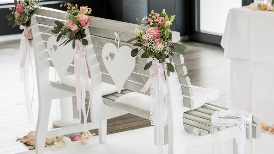 Schiffsmiete - Heiraten auf dem Vierwaldstättersee Hochzeitsbank dekoriert mit Rosen vor dem Trauungs-Altar auf dem Schiff.
