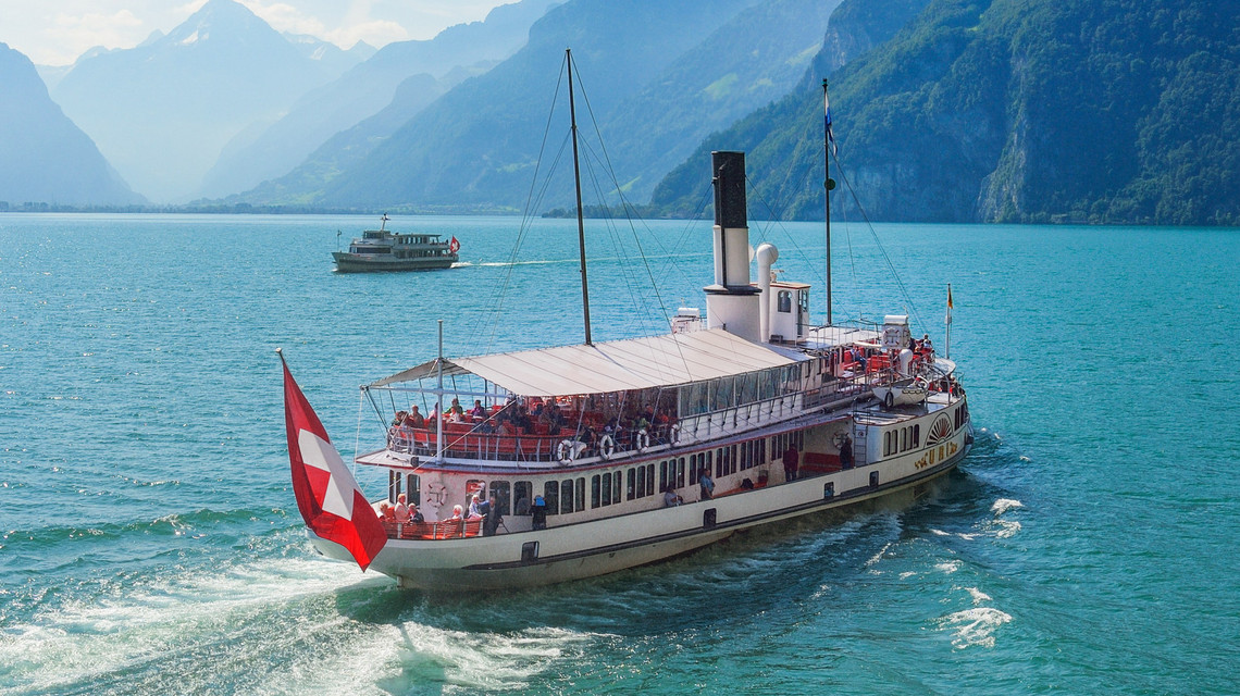 Dampfschiff Uri im Urnersee Das Dampfschiff Uri bei der Fahrt bei schönem Wetter im Urnersee.