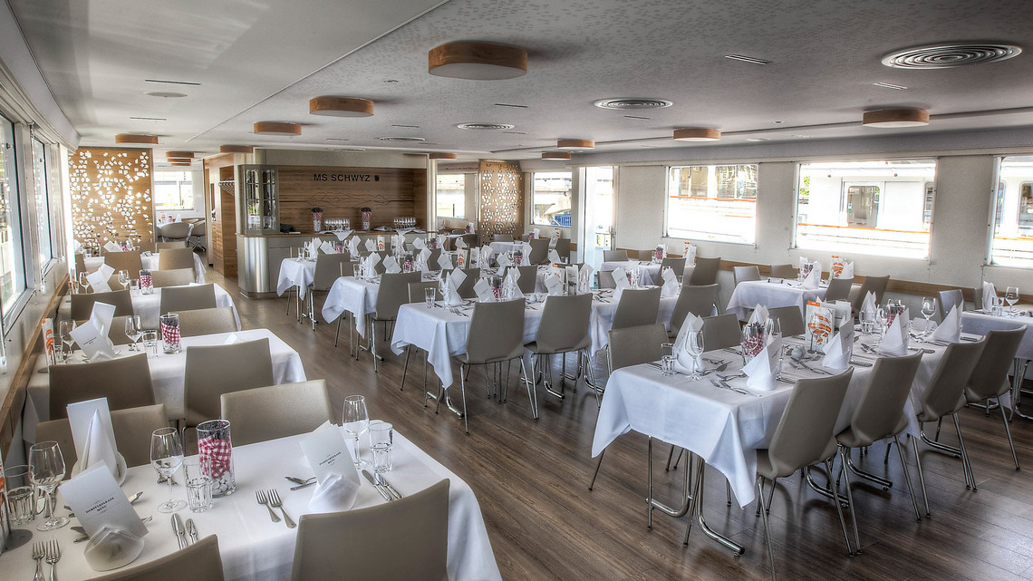 Salon sur le pont supérieur du bateau à moteur Schwyz.