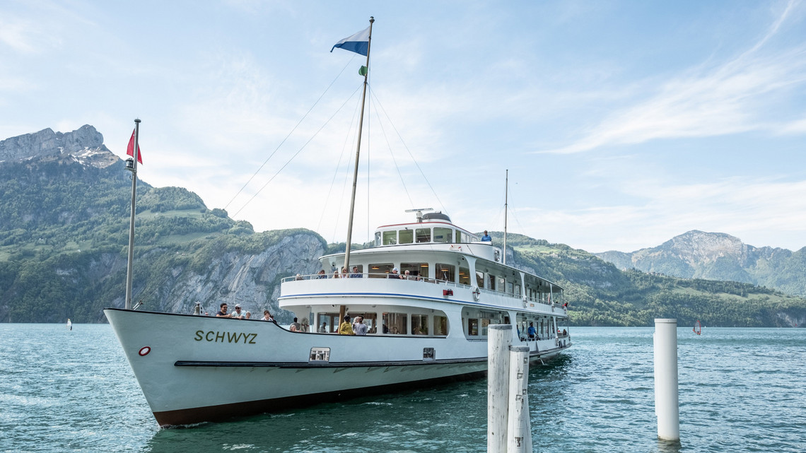 Le bateau à moteur Schwyz s'approche d'un débarcadère. 