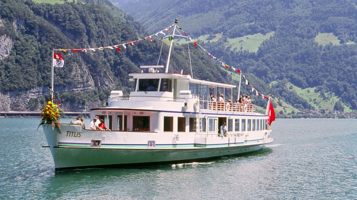 Un bouquet de fleurs orne la proue du bateau à moteur Titlis lors d'un voyage sur le lac des Quatre-Cantons.