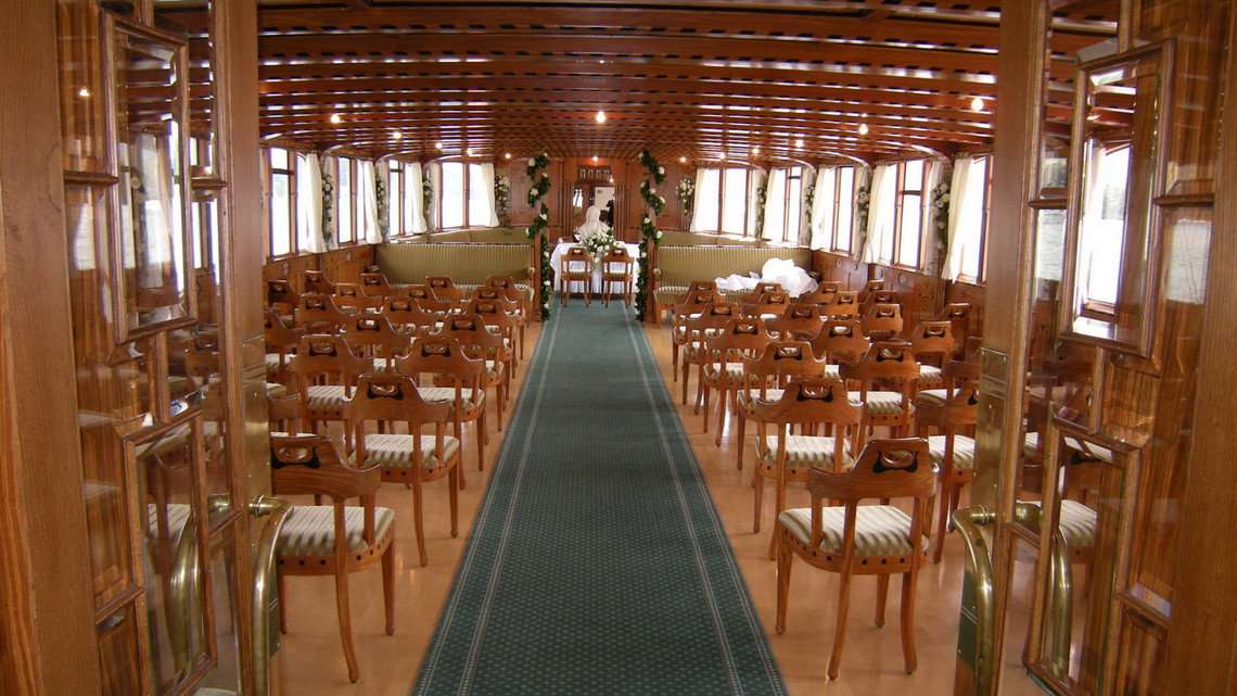 The hall of the steamboat Schiller is beautifully prepared for a wedding dinner.